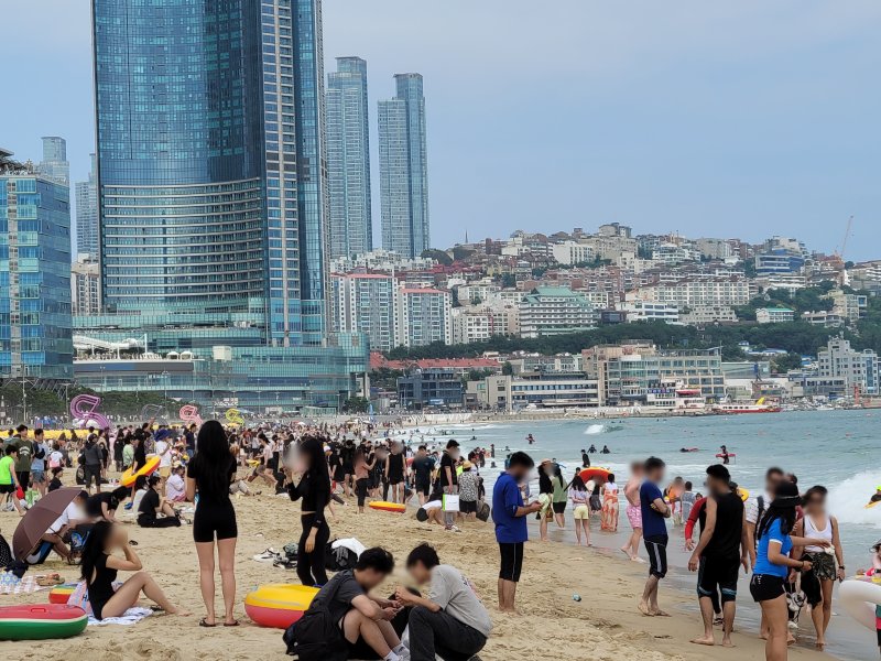 1일 부산 7개 해수욕장이 개장한 가운데 해운대해수욕장이 피서객들로 붐비고 있다. 2023.7.1/뉴스1 ⓒ News1 조아서 기자