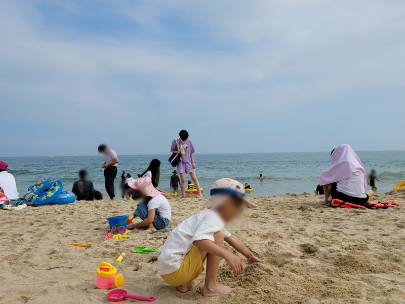 1일 전면 개장한 해운대해수욕장에서 아이들이 모래성을 만들고 있다. 2023.7.1/뉴스1 ⓒ News1 조아서 기자