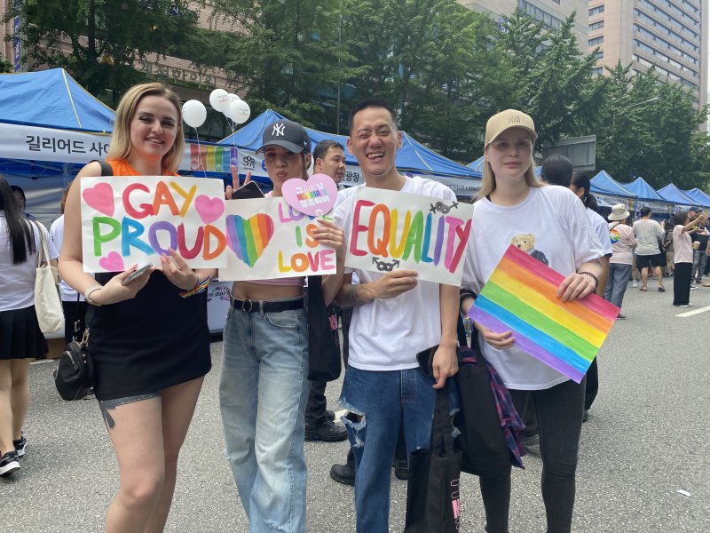 서울퀴어문화축제 러시아인 마르가 리타씨(맨 오른쪽)가 친구들과 함께 무지개 팻말을 들고 참가했다. 2023.7.1/뉴스1 ⓒ News1 이기범 기자