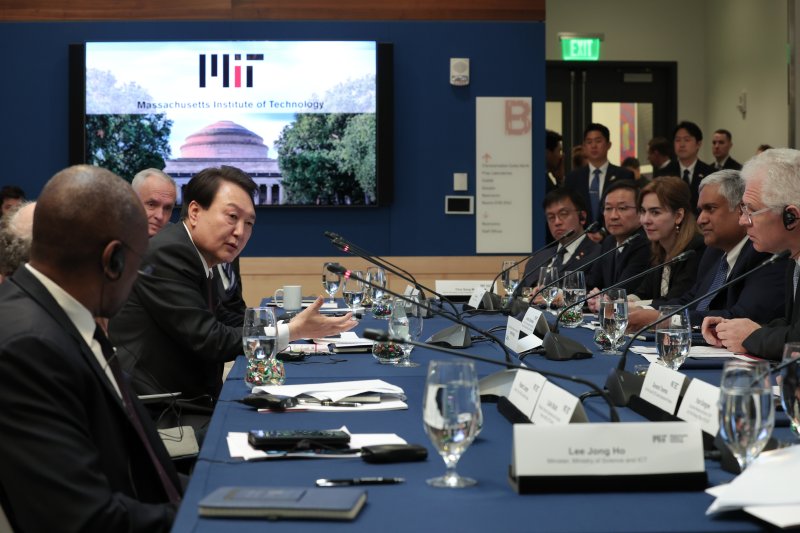 윤석열 대통령이 28일(현지시간) 보스턴 인근 매사추세츠 공과대학교에서 열린 MIT 디지털바이오 석학과의 대화에서 발언하고 있다. (대통령실 제공) 2023.4.29/뉴스1 ⓒ News1 오대일 기자