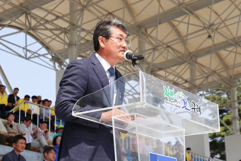 김순호 전남 구례군수가 지난 4월 제79회 지리산남악제 및 제42회 군민의날 행사에 참석해 축사를 하고 있다.(구례군 제공)2023.7.1/뉴스1