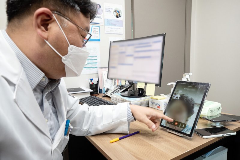 지난 5월 서울 도봉구의 한 병원에서 의사가 비대면 진료 시범사업 관련 실행 과정을 시연하는 모습. /사진=뉴시스