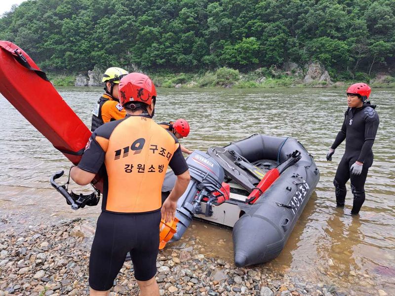 지난 1일 홍천군 두촌면 철정리 인근에서 일어난 수난사고 실종자 수색에 나선 구조대원. 실종자는 심정지 상태로 발견됐다. 강원특별자치도소방본부 제공