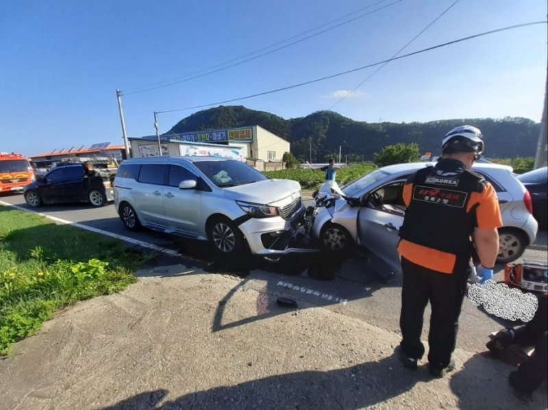 1일 오후 4시54쯤 영천시 서산동의 한 도로에서 모닝 차량과 카니발 차량이 충돌하는 사고가 발생했다.(경북소방본부 제공)