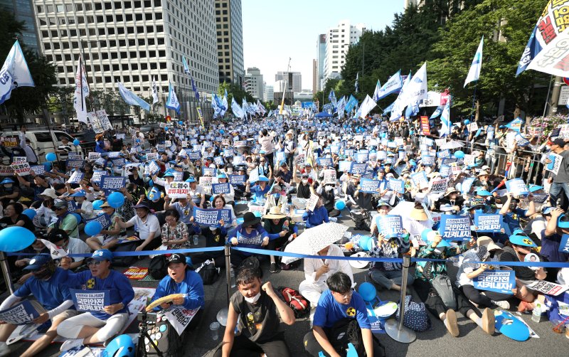 더불어민주당 및 민주당 지지 시민들이 1일 서울 중구 세종대로에서 범국민대회를 열고 일본의 후쿠시마 오염수 해양투기를 규탄하고 있다. 사진=뉴시스