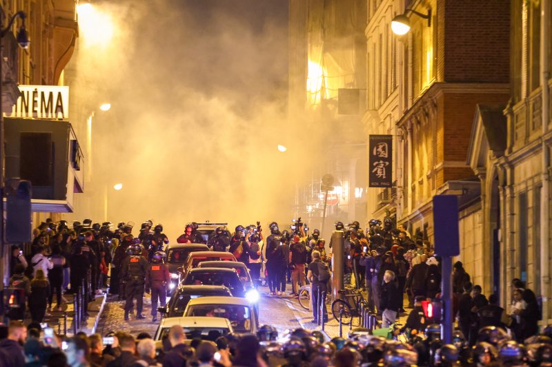 1일(현지시간) 프랑스 파리 개선문 인근에서 경찰들이 시위대와 대치하고 있다.EPA연합뉴스