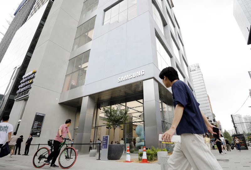 28일 오전 서울 서초구 강남역 사거리 인근 오픈을 하루 앞둔 '삼성 강남' 플래그십 스토어 앞으로 시민들이 지나가고 있다. 삼성전자는 서울 강남 한복판에 MZ세대를 겨냥한 플래그십 스토어 ‘삼성 강남’을 29일 오픈한다. 2023.6.28/뉴스1 ⓒ News1 박지혜 기자