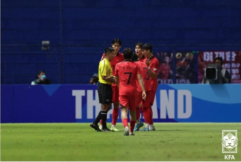 神판의 어이없는 퇴장 휘슬이 경기를 망쳤다 … 한국, U-17 아시안컵 결승 일본에 0-3 패