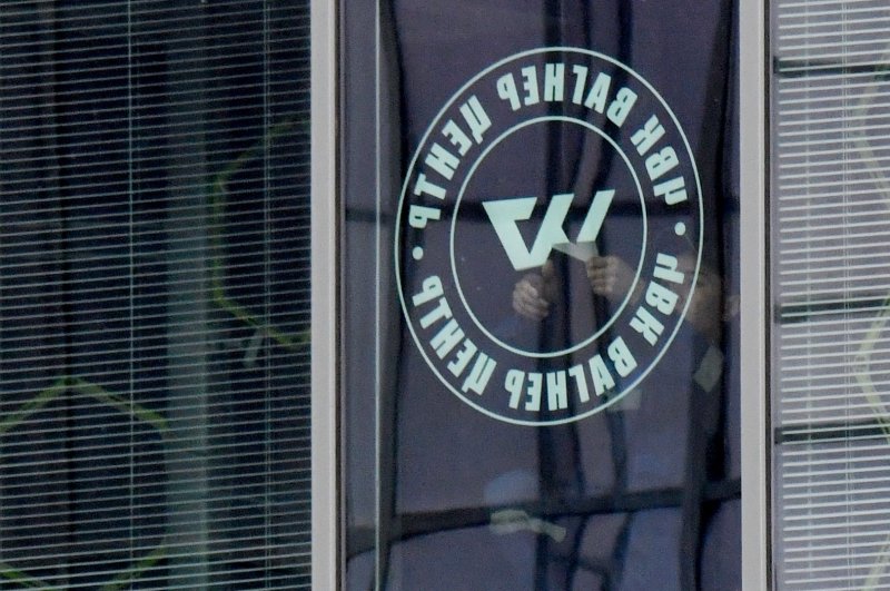 1일(현지시간) 러시아 상트페테르부르크의 바그너그룹 본사에서 현지 직원이 유리창에 붙어있던 회사 로고를 떼어내고 있다.AFP연합뉴스