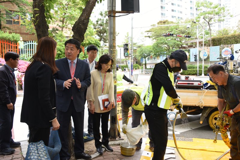 오은택 남구청장의 분포초 옐로카펫 시공 현장 방문 모습.(남구청 제공)