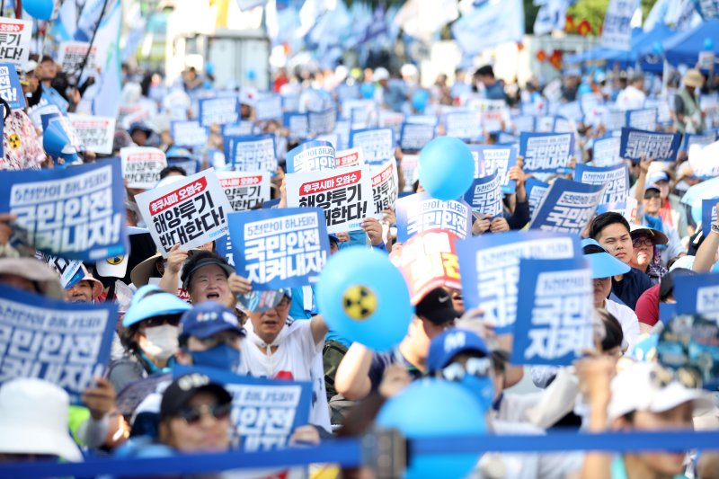 [서울=뉴시스] 김선웅 기자 = 더불어민주당 및 민주당 지지 시민들이 1일 서울 중구 세종대로에서 범국민대회를 열고 일본의 후쿠시마 오염수 해양방류를 규탄하고 있다. 2023.07.01. mangusta@newsis.com