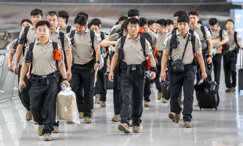 [인천공항=뉴시스] 정병혁 기자 = 캐나다 산불 진화 대한민국 해외긴급구호대가 2일 오전 인천국제공항 제1터미널에서 출국을 위해 이동하고 있다. 정부는 캐나다 전역에서 발생한 산불 진화를 지원하기 위해 외교부, 산림청, 소방청, 한국국제협력단(KOICA), 의료인력으로 구성된 151명 규모의 긴급구호대를 파견하기로 했다. 2023.07.02. jhope@newsis.com