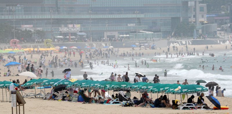 [부산=뉴시스] 하경민 기자 = 부산지역에 올해 첫 폭염주의보가 발효된 2일 부산 해운대해수욕장을 찾은 시민과 관광객 등이 물놀이를 즐기고 있다. 해운대·송정·광안리·다대포·송도·일광·임랑 등 부산 7개 해수욕장은 지난 1일 전면 개장해 오는 8월 31일까지 피서객을 맞이한다. 2023.07.02. yulnetphoto@newsis.com