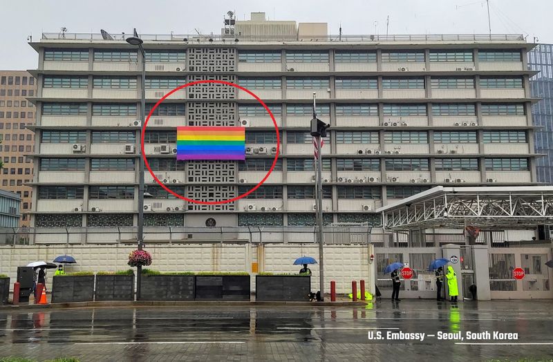 디샌티스 주지사 측이 공유한 주한미국대사관 사진. 대사관 정면에 무지개 깃발이 걸려있는 모습이다. 디샌티스 주지사는 "해당 사진은 트럼프 행정부 때 찍힌 사진"이라며 "미국 대사관에 걸려야 할 국기는 성조기 뿐이어야 한다"이라고 주장했다. /사진=트위터