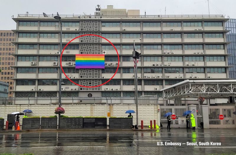 “서울 한복판에 왜 LGBTQ 깃발이?” 디샌티스가 공유한 ‘이 사진’