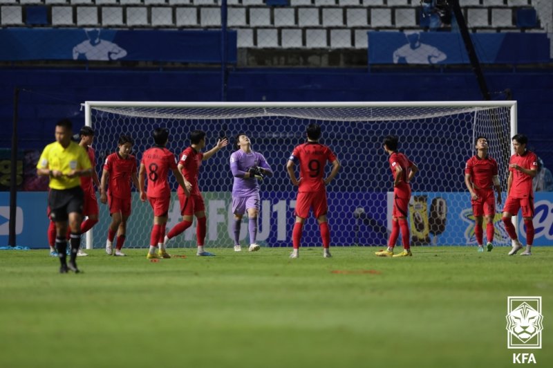 2일(현지시간) 태국 빠툼타니스타디움에서 열린 2023 AFC U-17 아시안컵 결승전 대한민국 대 일본 경기, 실점한 한국 선수들이 아쉬워하고 있다. (사진=KFA 제공