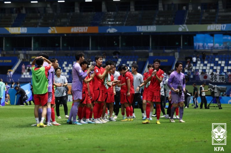 2일(현지시간) 태국 빠툼타니 스타디움에서 열린 아시아축구연맹(AFC) U-17 아시안컵 결승전 대한민국과 일본의 경기를 마치고 준우승을 차지한 대한민국 선수들이 팬들을 향해 인사하고 있다. 대표팀은 일본에게 0대3으로 패배했다. (대한축구협회 제공)2023.7.2/뉴스1 ⓒ News1 박세연 기자