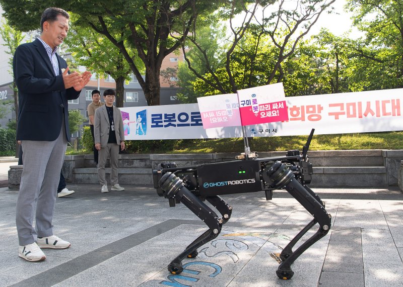 김장호 구미시장이 민선8기 2주년 첫 출근일인 지난 3일 4족보행로봇 '비전60'에게 축하를 받고 있다. 사진=뉴스1