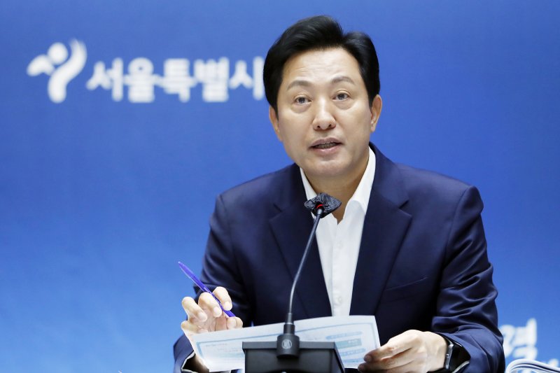[서울=뉴시스] 최동준 기자 = 오세훈 서울시장이 3일 서울 중구 서울시청에서 취임 1주년 기자간담회를 하고 있다. 2023.07.03. photocdj@newsis.com