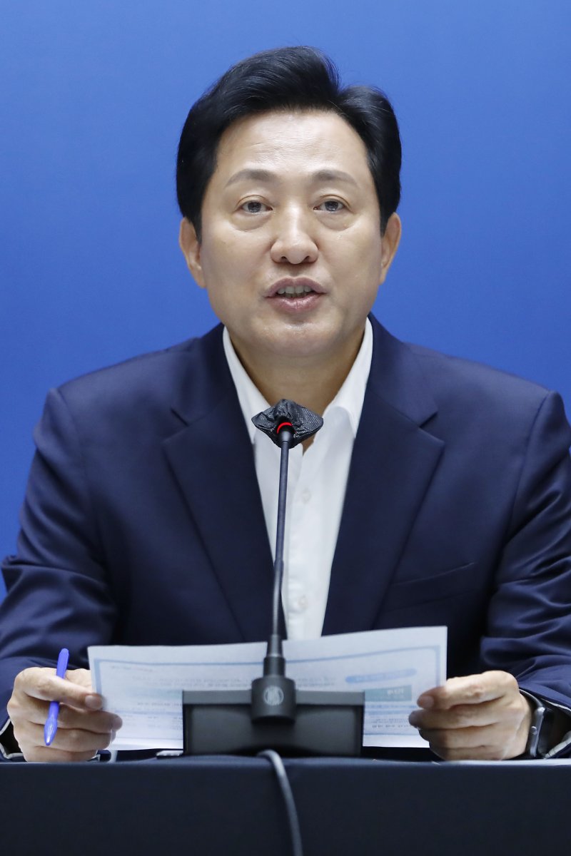 [서울=뉴시스] 최동준 기자 = 오세훈 서울시장이 3일 서울 중구 서울시청에서 취임 1주년 기자간담회를 하고 있다. 2023.07.03. photocdj@newsis.com