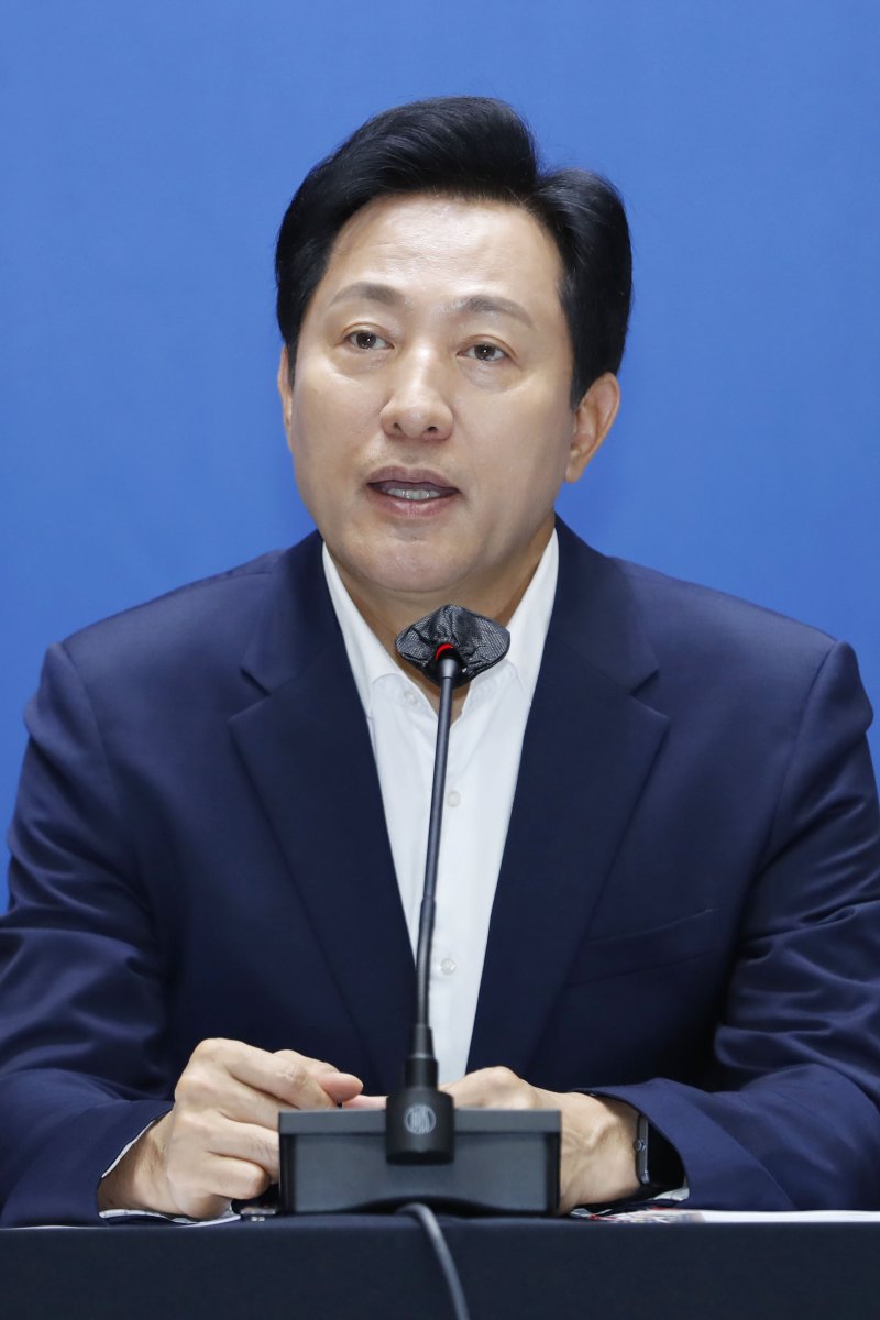 [서울=뉴시스] 최동준 기자 = 오세훈 서울시장이 3일 서울 중구 서울시청에서 취임 1주년 기자간담회를 하고 있다. 2023.07.03. photocdj@newsis.com