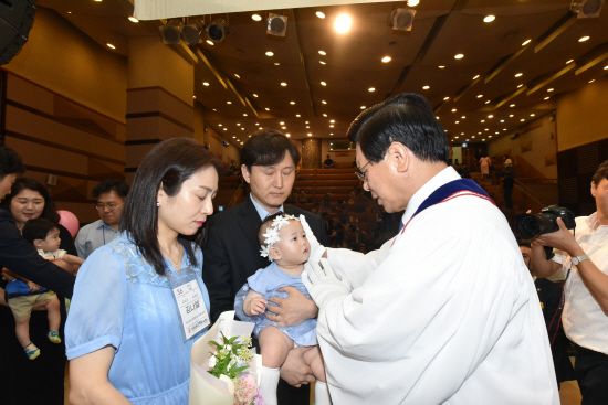 여의도순복음교회, 출산 장려 '헌아식'..3년 만에 재개