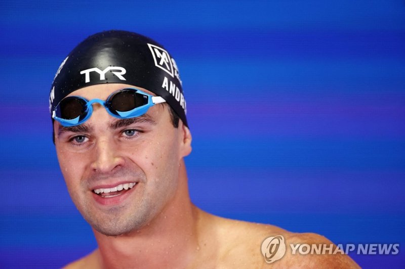 미국 수영선수 마이클 앤드루 INDIANAPOLIS, INDIANA - JUNE 28: Michael Andrew reacts after winning the Men's 50 Meter Butterfly Final on day two of the Phillips 66 National Championships at Indiana University Natatorium on June 28, 2023 in Indianapolis, Indiana. Sarah Stier/Getty Images/AFP (Photo by Sarah Stier 