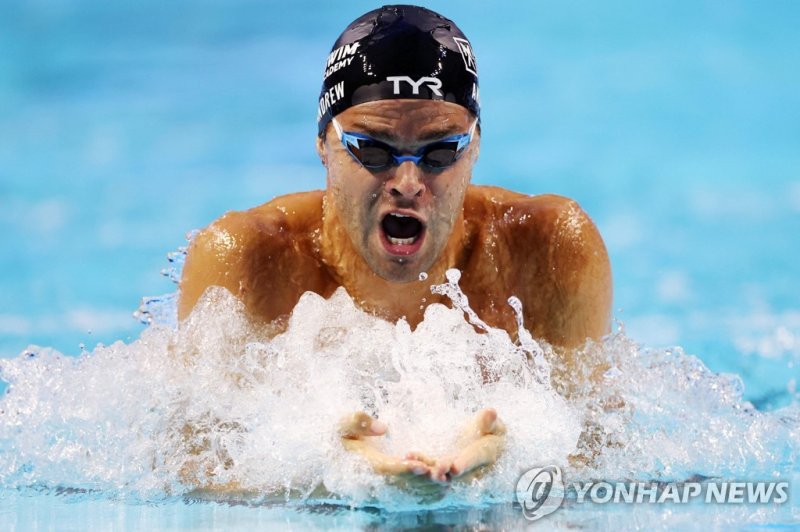 마이클 앤드루의 힘찬 평영 역영 INDIANAPOLIS, INDIANA - JUNE 30: Michael Andrew competes in the Men's 100 Meter Breaststroke heats on day four of the Phillips 66 National Championships at Indiana University Natatorium on June 30, 2023 in Indianapolis, Indiana. Sarah Stier/Getty Images/AFP (Photo by Sarah Stier / 