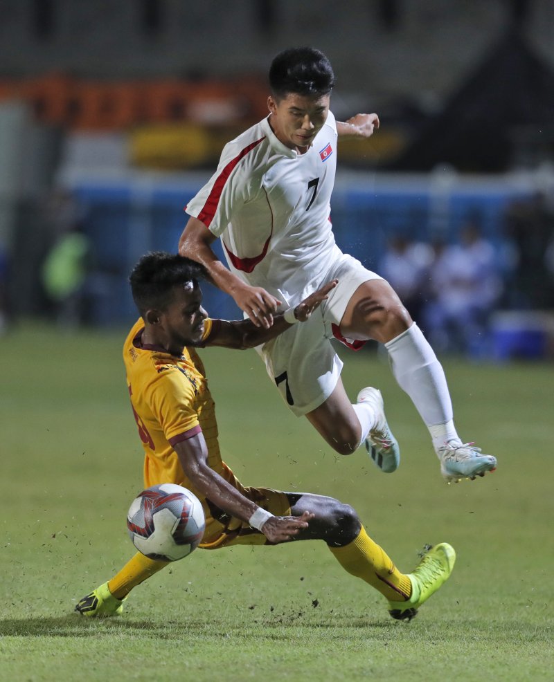 [콜롬보(스리랑카)=AP/뉴시스] 한광성의 현재 행방은 묘연하다. 그의 축구 경력이 정치적 이유로 끝난 것을 아쉬워하는 동료와 지도자들은 한광성을 "타고난 재능"이라고 표현했다고 CNN은 전했다. 사진은 2019년 10월 월드컵 아시아 예선전 스리랑카 대 북한의 경기에 출전한 한광성(오른쪽) 2023.07.03.