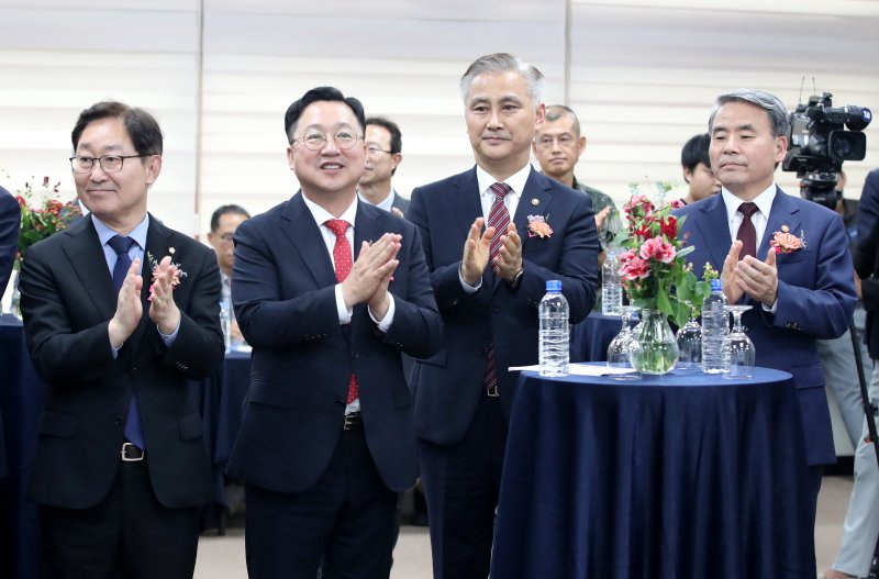 3일 대전 유성구 방위사업청 대전청사에서 열린 부분 이전 완료에 따른 현판식 행사에서 이장우 대전시장(오른쪽 2번째)과 박범계 더불어민주당 국회의원(맨 왼쪽)이 참석해 있다. 왼쪽부터 박 의원, 이 시장, 엄동환 방위사업청장, 이종섭 국방부장관. 뉴스1