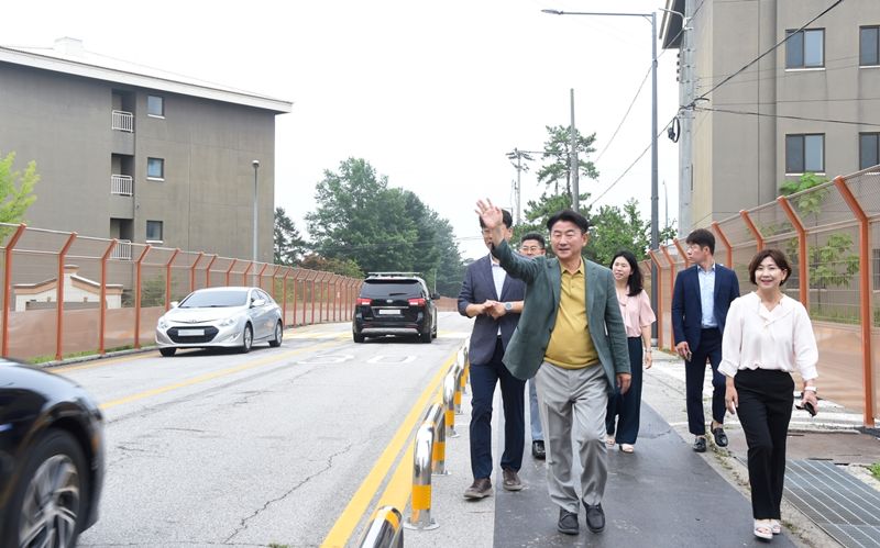 김동근 경기 의정부시장이 3일 캠프 레드클라우드(CRC) 내 통과도로 개통 상황을 점검하고 있다. 의정부시 제공