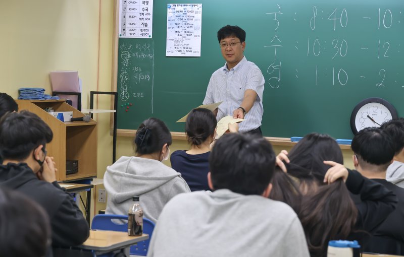 2024학년도 대학수학능력시험 6월 모의평가가 열린 1일 오전 서울 양천구 목동 종로학원에서 수험생들이 문제지를 받고 있다. (공동취재) 2023.6.1/뉴스1