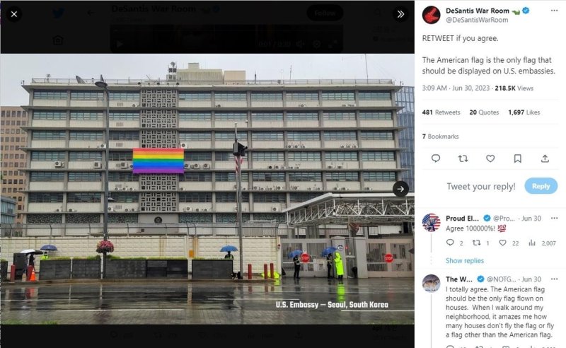 디샌티스, 주한 미국 대사관 '무지개 깃발' 사진으로 트럼프 공격 디샌티스 美 플로리다 주지사 캠프가 공유한 주한 미국 대사관 사진. 캠프 측은 해당 사진이 트럼프 행정부 때 찍힌 것이라며 트럼프 전 대통령 측을 공격했다. 2023.7.3 [론 디샌티스 주지사 캠프 트위터 캡처]