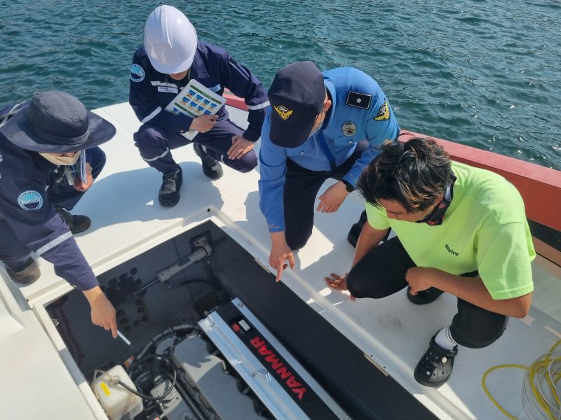 남해지방해양경찰청 관계자들이 수상레저사업장을 점검하고 있다. 남해지방해양경찰청 제공