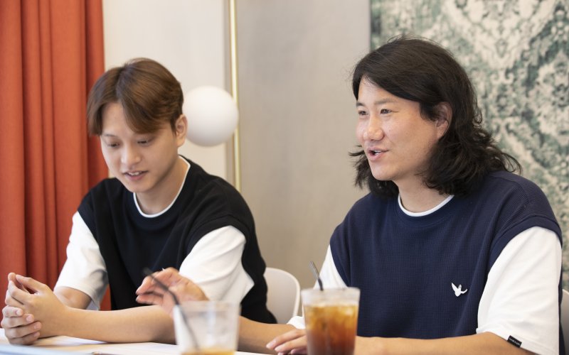 [서울=뉴시스] 김근수 기자 = 유튜브 채널 '180초'를 운영하는 개그맨 임우일, 이승환씨가 13일 서울 마포구의 한 카페에서 뉴시스와 인터뷰를 마치고 기념촬영을 하고 있다. 2023.06.13. ks@newsis.com