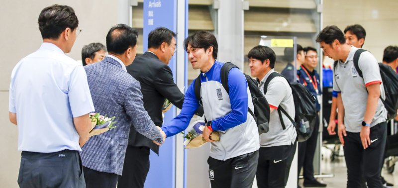 귀국길에 ‘한일전’ 곱씹은 변성환 감독, U-17 선수단은 11월 월드컵을 벼른다