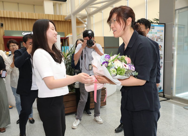 [세종=뉴시스] 강종민 기자 = 장미란 문화체육관광부 2차관이 4일 세종시 정부세종청사에 첫 출근, 직원들에게 환영의 꽃다발을 받고 있다. 2023.07.04. ppkjm@newsis.com