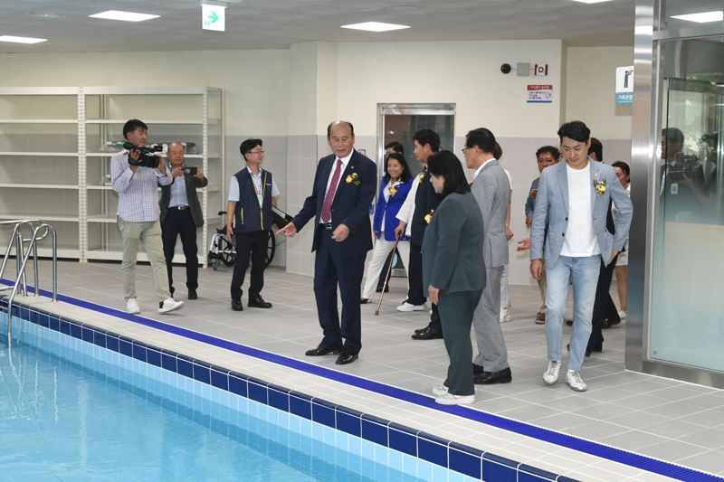 3일 준공된 생활체육 문화공간 '반다비체육센터'를 찾은 박형덕 동두천시장이 수중운동시설을 둘러보고 있다. 동두천시 제공