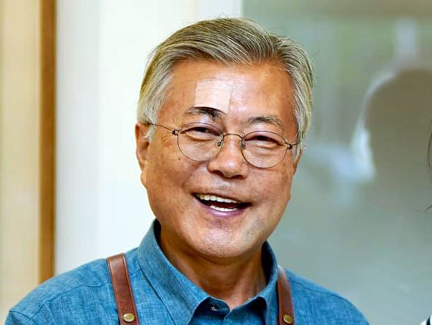 [뉴스1 PICK] '반창고에 멍까지' 사진 속 문재인 전 대통령 얼굴…무슨 일이? - 파이낸셜뉴스
