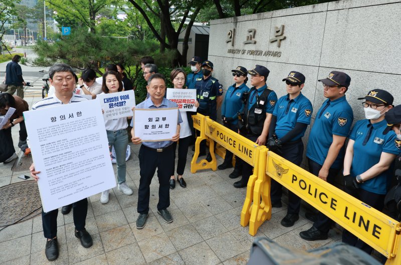 외교부 공탁 절차 개시 항의서한 전달 (서울=연합뉴스) 홍해인 기자 = '역사정의와 평화로운 한일관계를 위한 공동행동'에 참여하고 있는 시민사회단체 회원들이 4일 오후 서울 종로구 외교부 청사 앞에서 '제3자 변제'를 반대해 온 일제 강제동원 피해자 및 유족들을 대상으로 외교부가 공탁 절차를 개시하겠다고 밝힌 것과 관련해 이를 규탄하는 긴급 기자회견을 마친 뒤 항의서한을 전달하기 위해 민원실로 향하고 있다. 2023.7.4 hihong@yna.co.kr (끝)