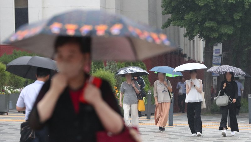 기상청은 4일부터 5일 오전 전국 대부분에 장맛비가 내린다고 예보했다. 특히 이날 밤부터 5일 새벽까지는 돌풍·천둥·번개와 함께 매우 강한 비가 내릴 것으로 예보됐다. 4일 오후 서울 중구 서울시청 인근에서 우산을 쓴 시민들이 길을 걷고 있다. 뉴시스