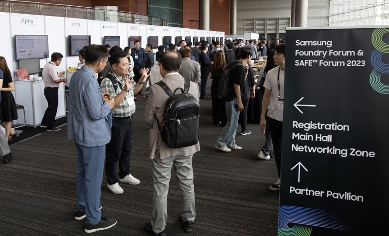 삼성전자가 4일 삼성동 코엑스에서 개최한 '삼성 파운드리/SAFE 포럼'에서 고객과 파트너가 대화를 나누고 있다. 삼성전자 제공