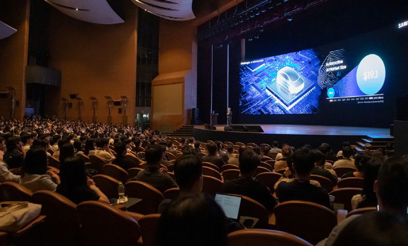 삼성전자가 4일 삼성동 코엑스에서 개최한 '삼성 파운드리·SAFE 포럼'에 참석한 고객과 파트너 1100여명이 최시영 사장의 기조연설을 경청하고 있다. 삼성전자 제공