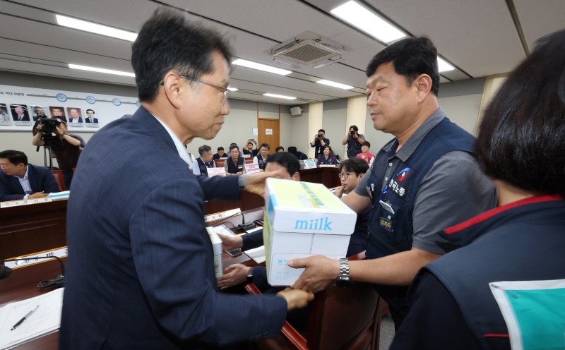 (세종=연합뉴스) 김주형 기자 = 근로자위원인 류기섭 한국노총 사무총장이 4일 정부세종청사 최저임금위원회 회의실에서 열린 제10차 전원회의에서 최저임금 1만2천원 동의서가 담긴 서명지를 박준식 위원장에게 전달하고 있다.