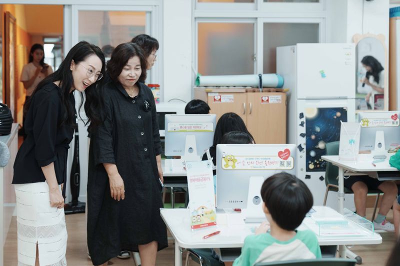 지난 4일 전남 구례군 중동초등학교 학생들이 은행원 직업 체험을 하고 있다. NH농협은행 제공