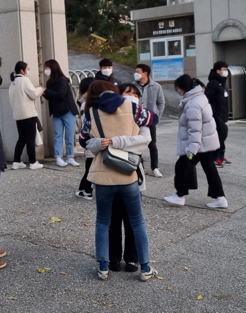 2022학년도 대학수학능력시험일인 18일 오전 강원도교육청 제51지구 제5시험장 강원 강릉 강일여고 앞에서 선생님이 고사장으로 입실하는 제자를 안아주고 있다. 2021.11.18/뉴스1 ⓒ News1 윤왕근 기자