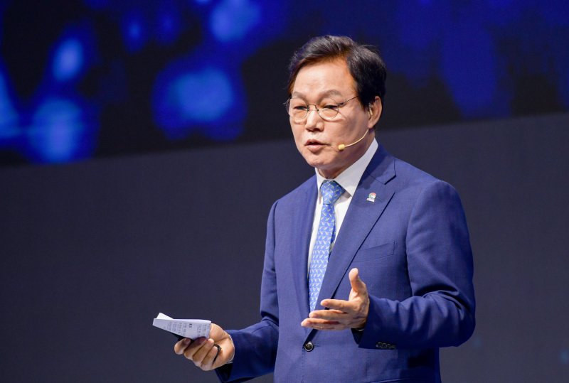 [창원=뉴시스] 홍정명 기자=4일 오후 경남 창원컨벤션센터에서 열린 '남해안 미래비전포럼'에 참석한 박완수 경남도지사가 '즐거운 경남, 남해안 관광의 미래' 제목으로 주제발표를 하고 있다.(사진=경남도 제공) 2023.07.04. photo@newsis.com