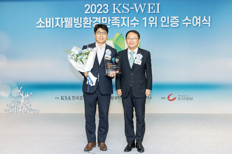 지난달 30일 서울 중구 롯데호텔에서 열린 '2023 소비자웰빙환경만족지수' 시상식에서 함성수 KCC 상무(왼쪽)가 강명수 한국표준협회 회장과 기념 사진을 촬영하고 있다. KCC 제공