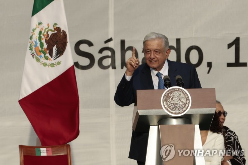 지난 1일(현지시간) 대선 승리 5주년 축하 행사에서 연설하는 멕시코 대통령 epa10721842 The President of Mexico, Andres Manuel Lopez Obrador speaks during a celebration at the Zocalo in Mexico City, Mexico 01 July 2023. Lopez Obrador attacked the opposition in celebration of the fifth anniversary of his 2018 victory during his last