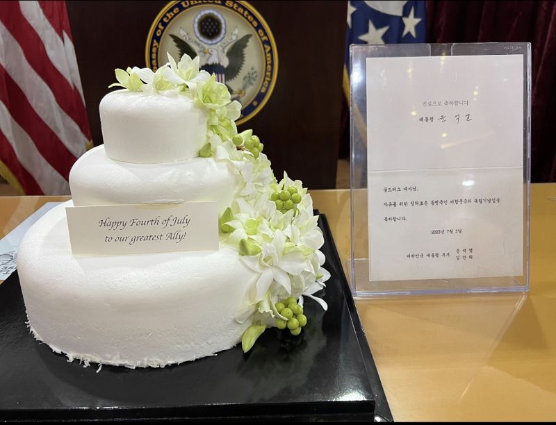 미국 독립기념일을 맞아 윤석열 대통령 부부가 주한미국대사관에 보낸 케이크. /사진=주한미국대사관 트위터